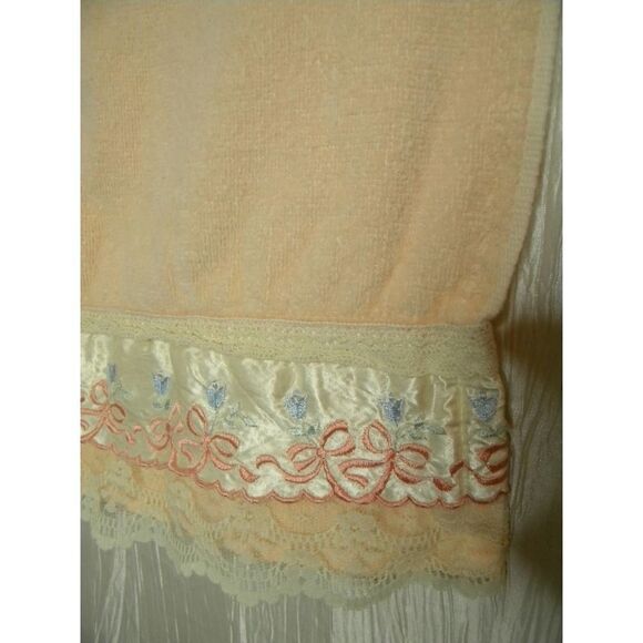 Lace Embroidered Peach Hand Towel - Picture 3 of 3